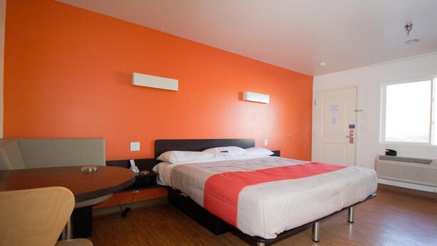 A hotel room with a bed, a desk, and a chair. - Motel 6 Victorville - Desert Express (Victorville)