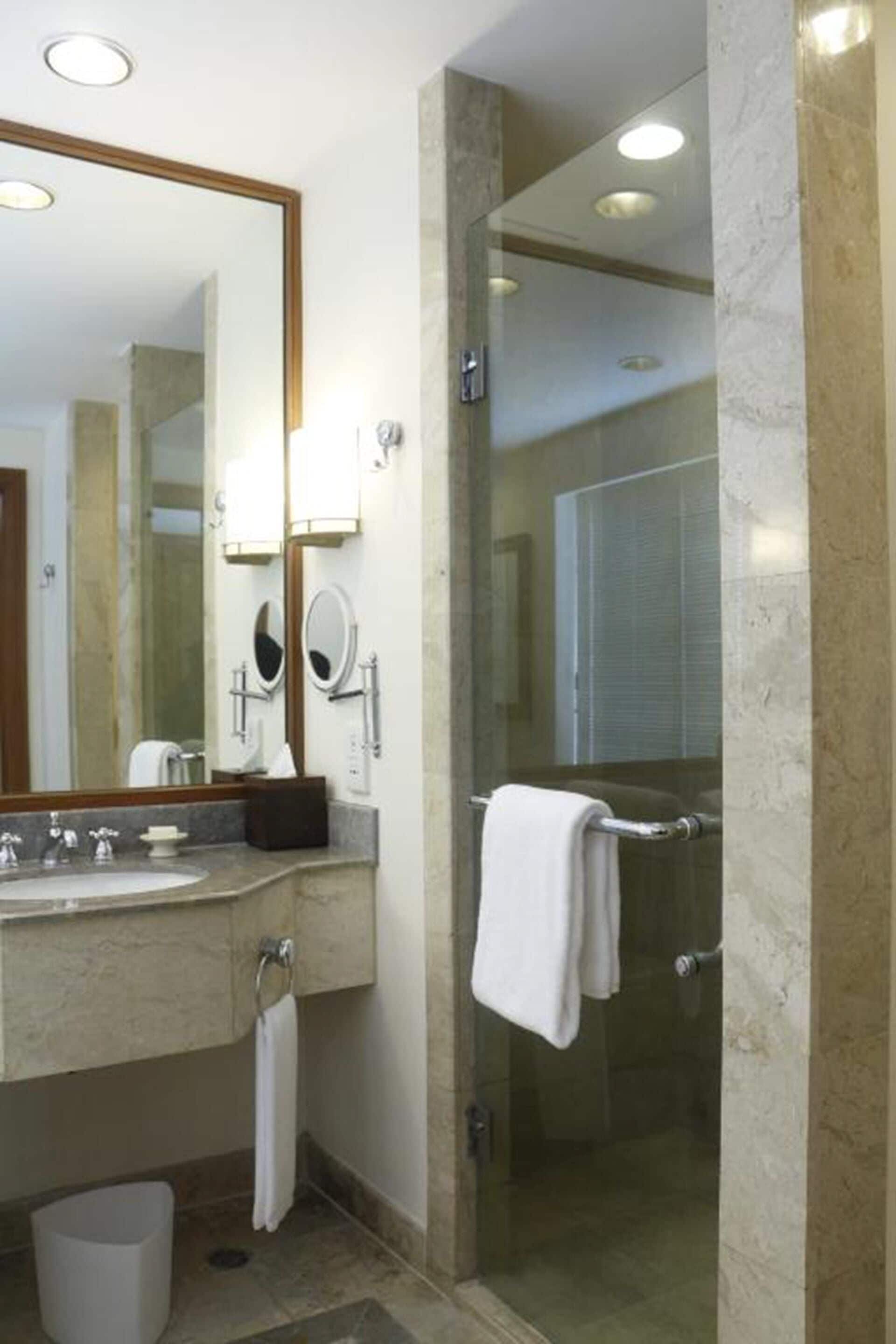 classic room (king) | minibar, in-room safe, desk, laptop workspace