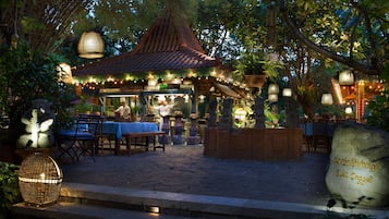 4 restoran, sarapan, makan tengah hari dihidangkan; masakan Jepun