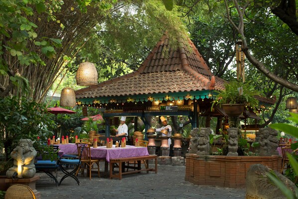 4 restaurants, breakfast, lunch, dinner served; Japanese cuisine