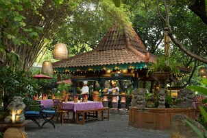 4 restaurants, breakfast, lunch, dinner served; Japanese cuisine