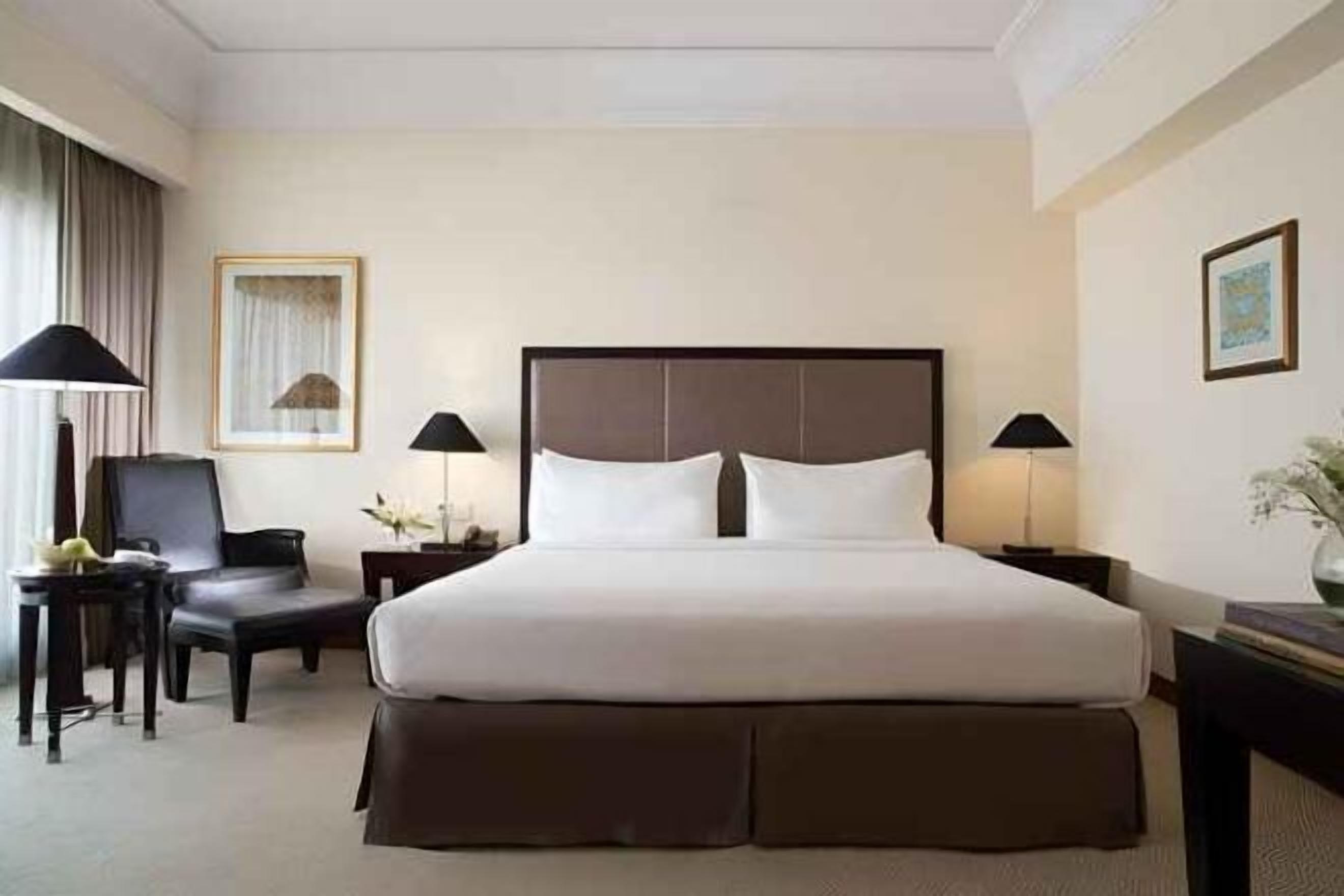 Minibar, in-room safe, desk, laptop workspace