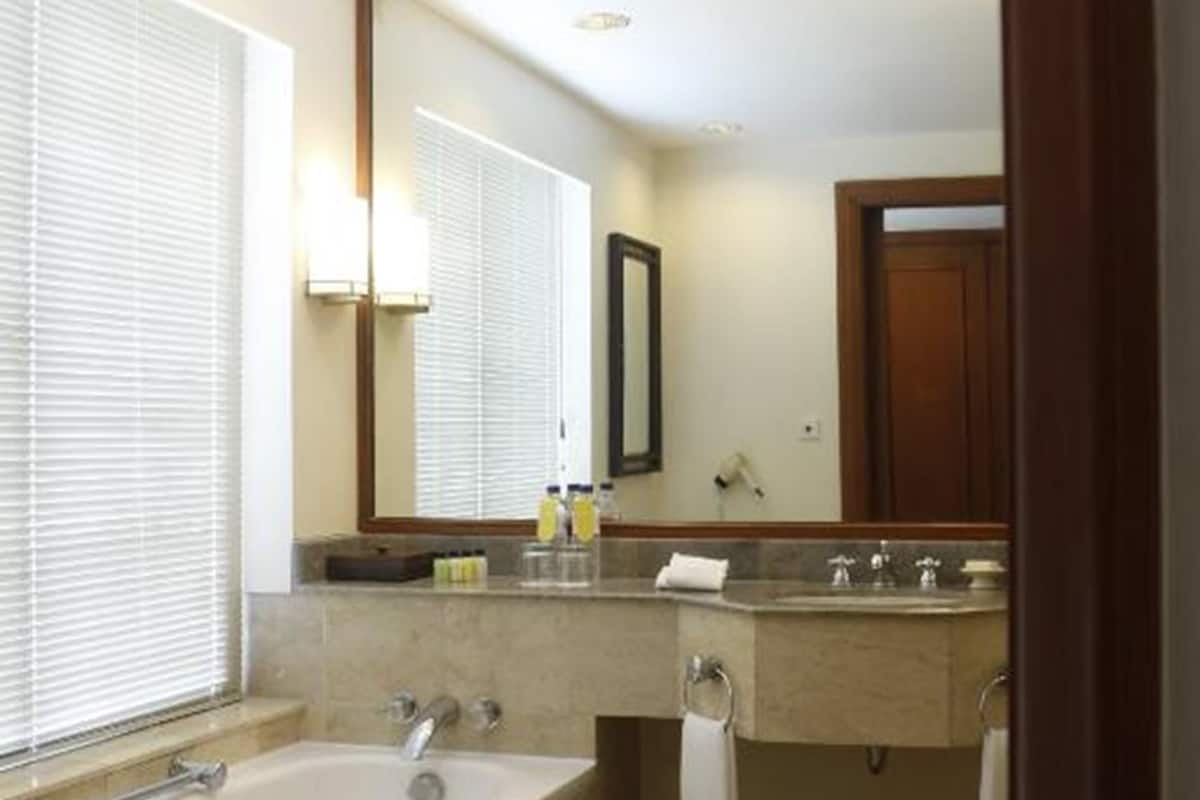 classic room (king) | bathroom | separate bathtub and shower, free toiletries, hair dryer, slippers