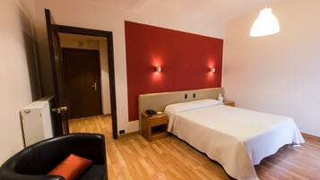 Copriletto in piuma, minibar, una cassaforte in camera, una scrivania