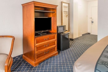 Amenities in room at North Miami Beach Gardens Inn & Suites