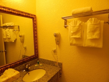 Combined shower/tub, hair dryer, towels, soap at North Miami Beach Gardens Inn & Suites