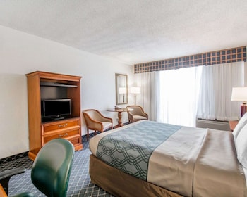 Desk, laptop workspace, iron/ironing board, free WiFi at North Miami Beach Gardens Inn & Suites