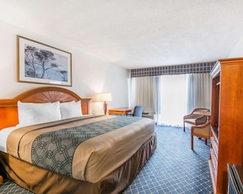 Amenities in room at North Miami Beach Gardens Inn & Suites