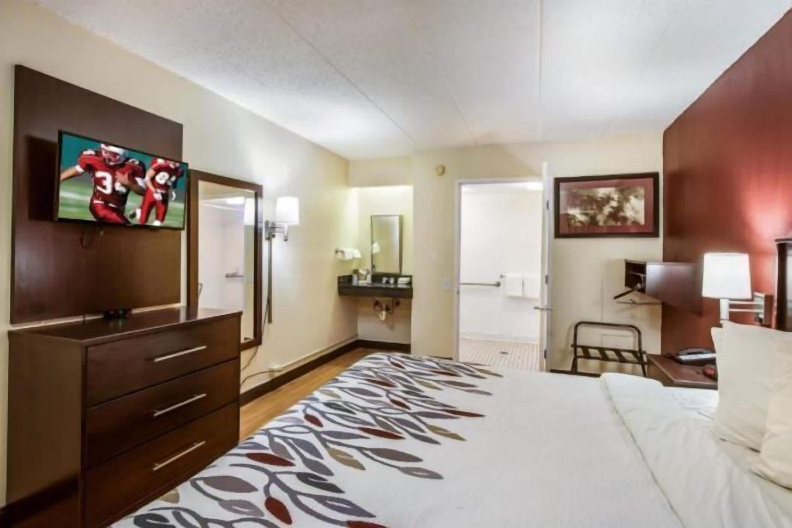 Escritorio, espacio para trabajar con laptop y cortinas blackout 