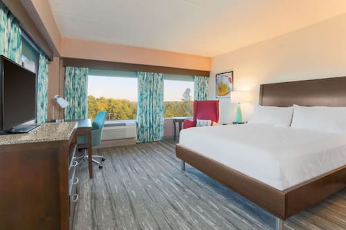 Room, 1 King Bed, Corner | Premium bedding, in-room safe, desk, laptop workspace