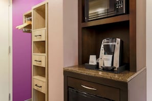 Literie de qualité, coffre-fort, bureau