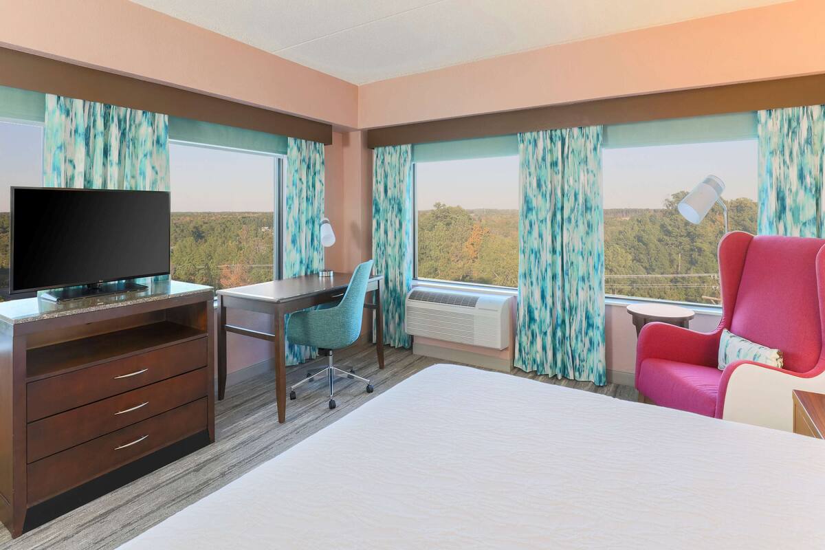 room, 1 king bed, corner | 1 bedroom, premium bedding, in-room safe, desk