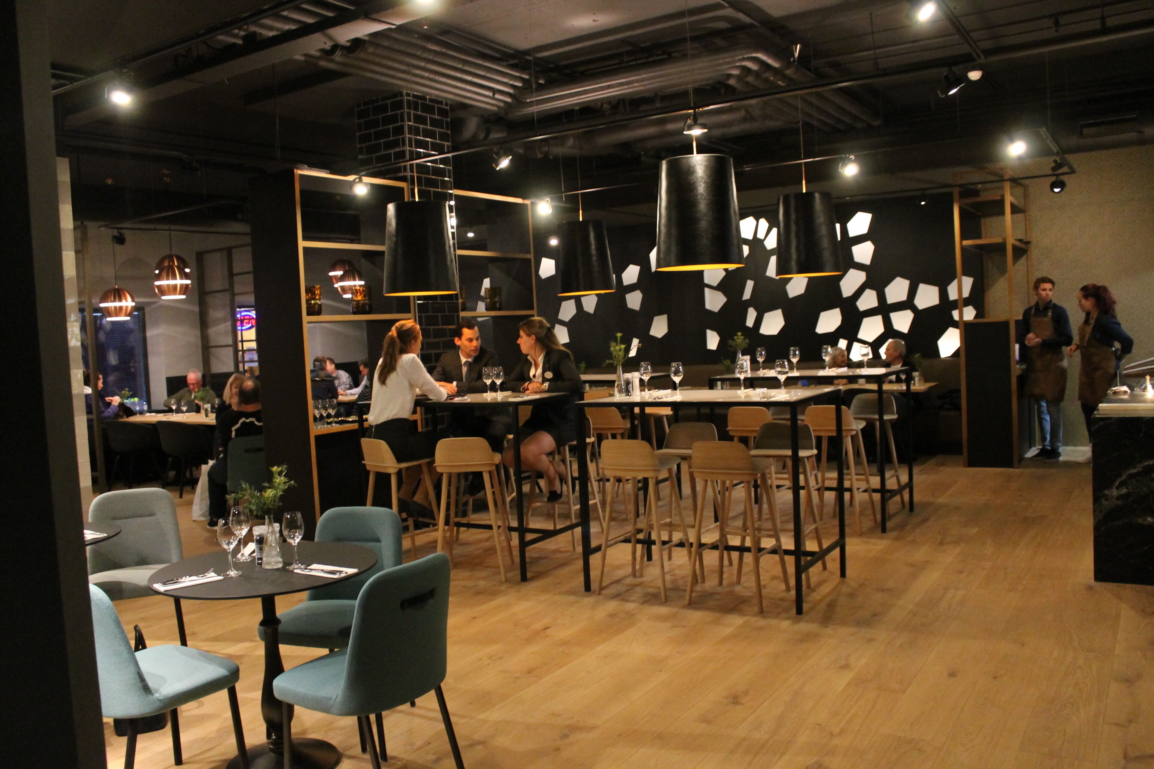 Desayuno buffet diario (EUR 23.50 por persona)