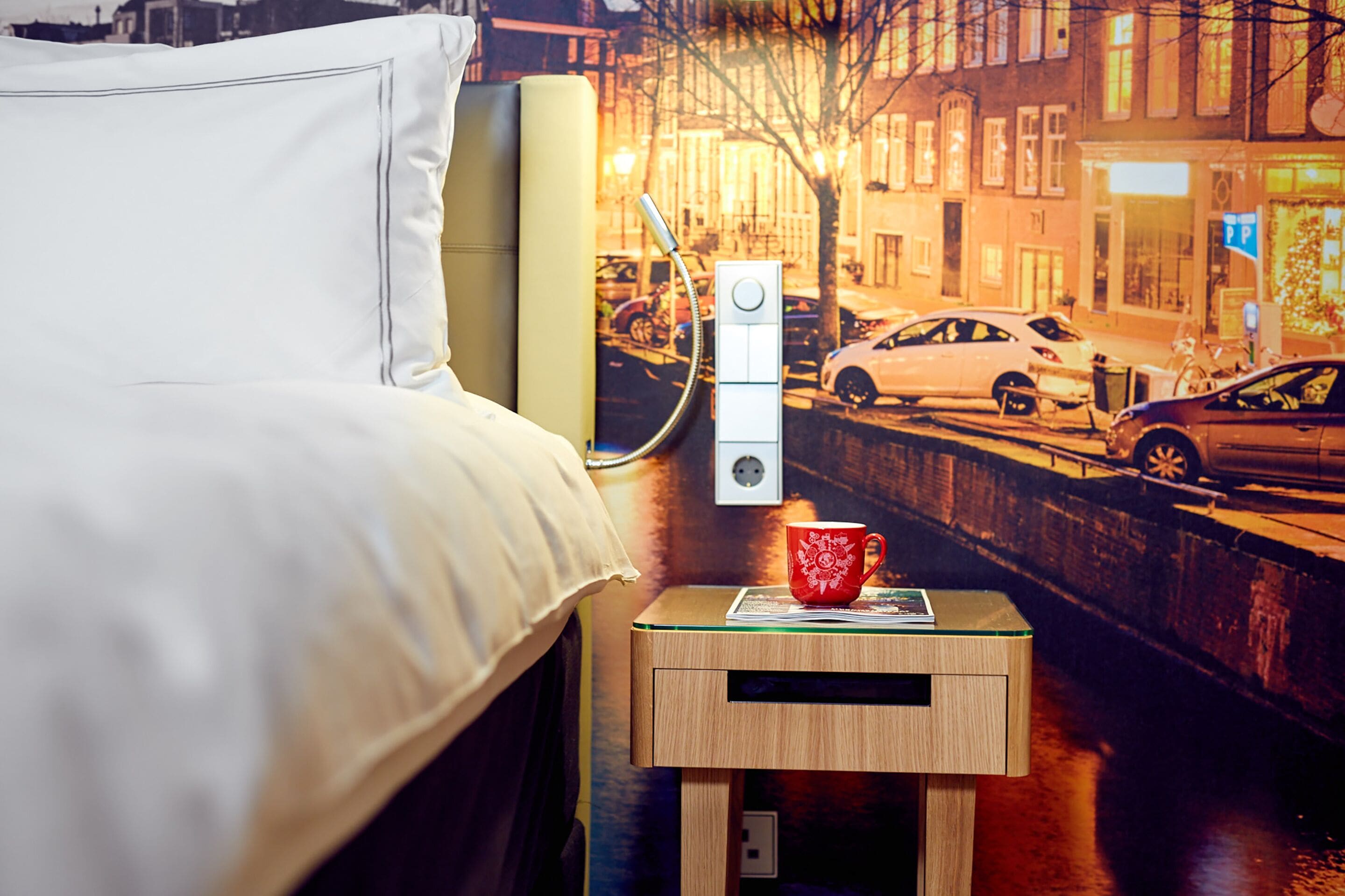 Premium Room, 1 King Bed | Egyptian cotton sheets, hypo-allergenic bedding, minibar, in-room safe