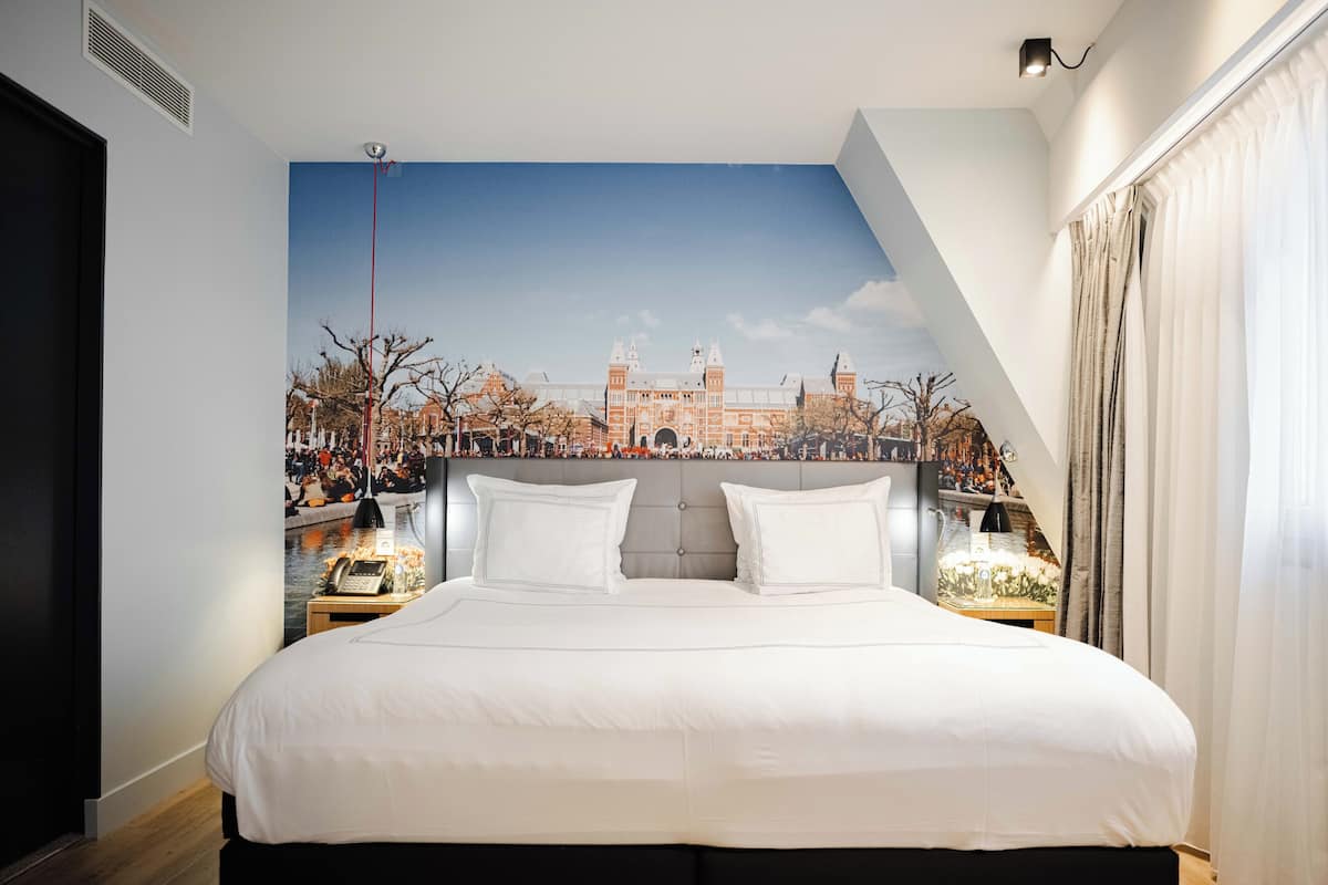 Signature Suite, 1 King Bed with Sofa bed, City View