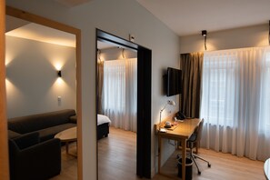 Suite, 1 cama King size, vista a la ciudad | Sábanas de algodón egipcio, ropa de cama hipoalergénica y minibar