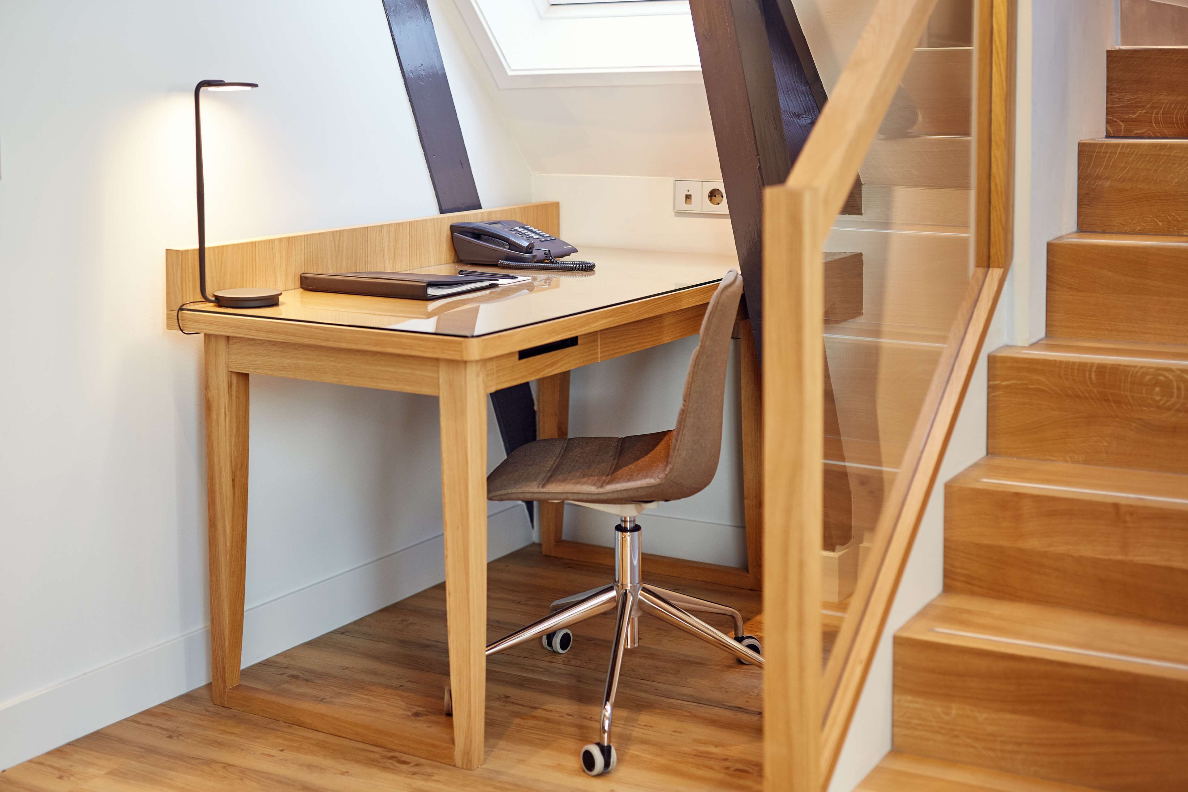 egyptian cotton sheets, hypo-allergenic bedding, minibar, in-room safe