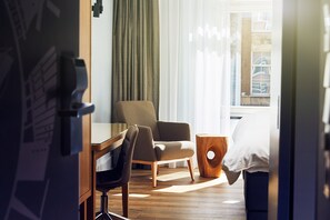 Premium Room, 1 King Bed | Egyptian cotton sheets, hypo-allergenic bedding, minibar, in-room safe