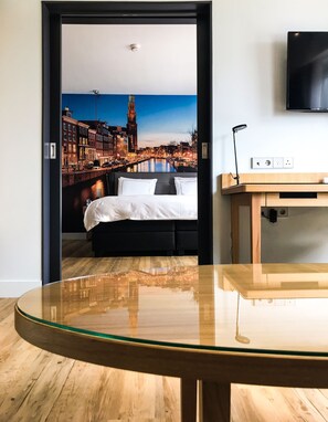 Suite, 1 cama de matrimonio grande, vistas a la ciudad | Zona de estar | Televisión de 42 pulgadas con canales digitales