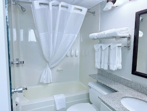 Amenidades de baño gratuitas, secadora de cabello, toallas, jabón