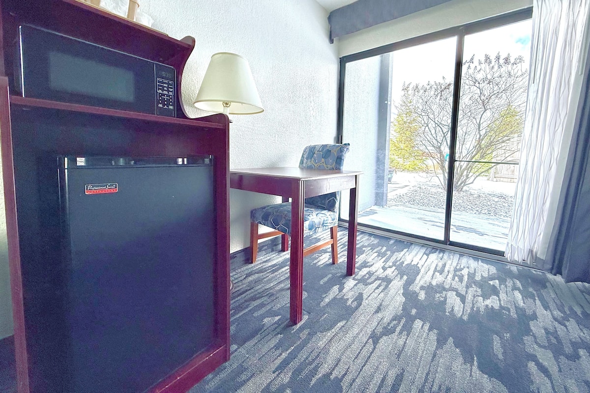 Työpöytä, kannettavalle tietokoneelle sopiva työtila