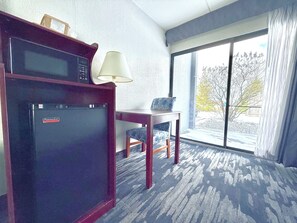 Desk, laptop workspace, iron/ironing board, free cots/infant beds - Baymont by Wyndham Michigan City (Michigan City)