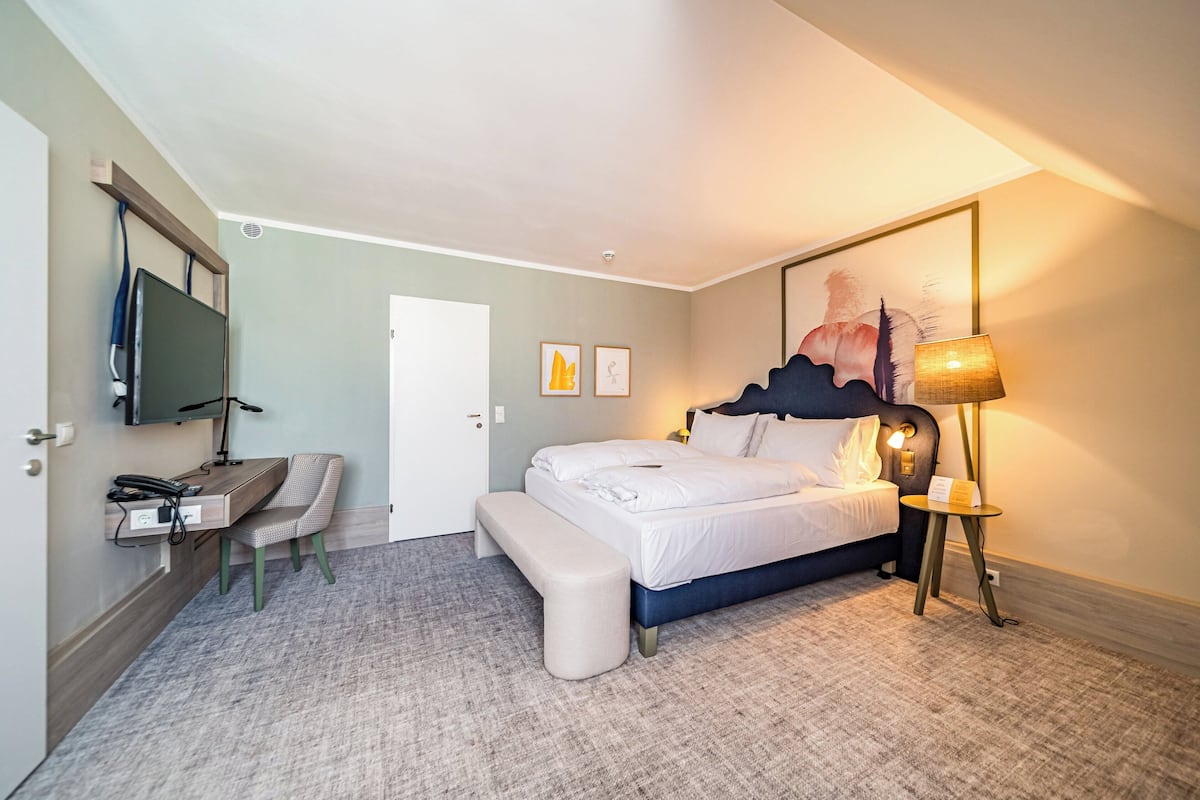 أغطية فراش متميزة وميني بار وخزنة داخل الغرفة ومكتب