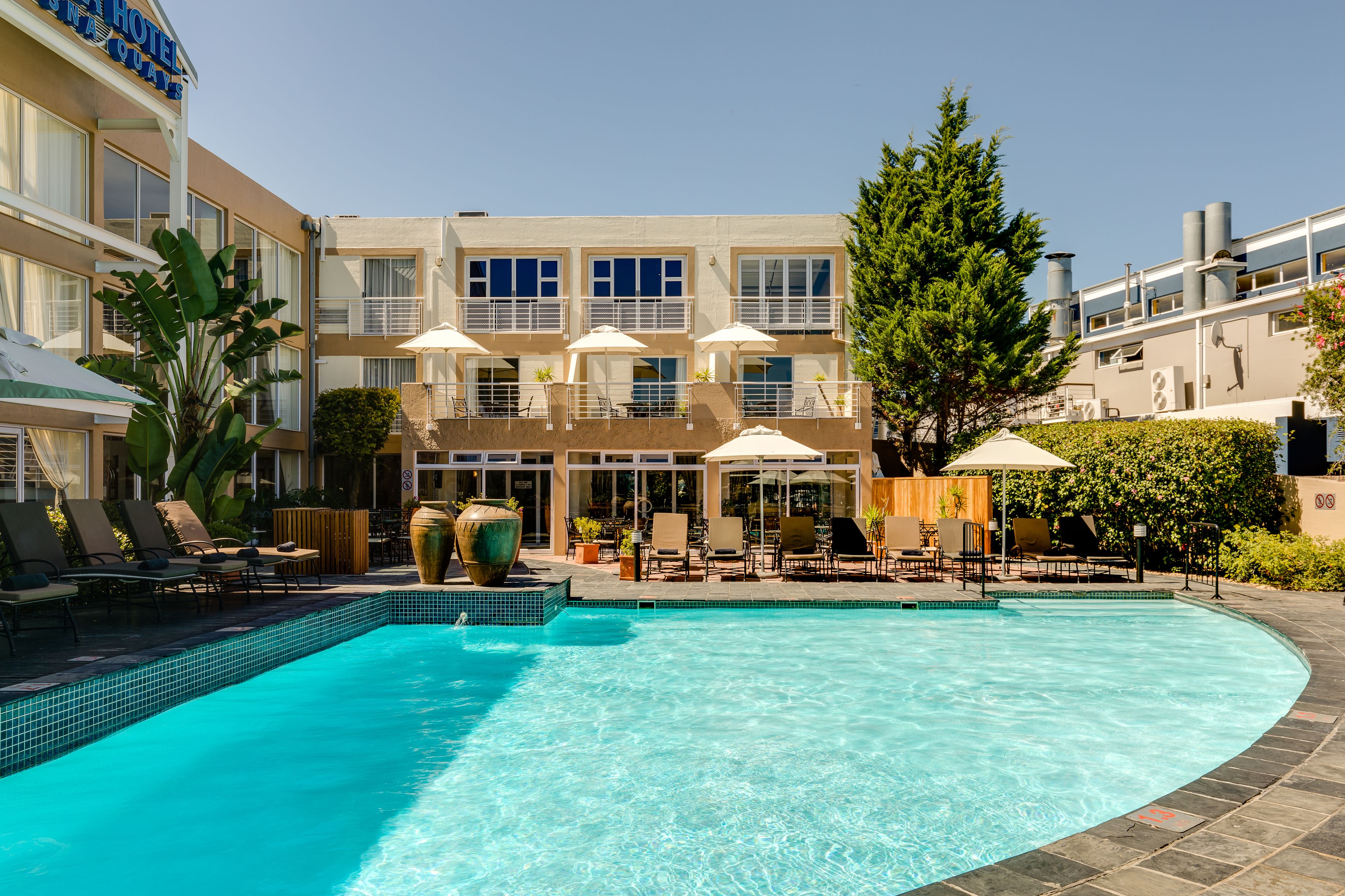 Kolam renang terbuka, payung kolam, kerusi lepak pantai 