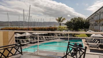 Zimmer, 1 King-Bett, Balkon, Blick auf die Lagune (Poolside) | Pool | Außenpool, Sonnenschirme, Liegestühle