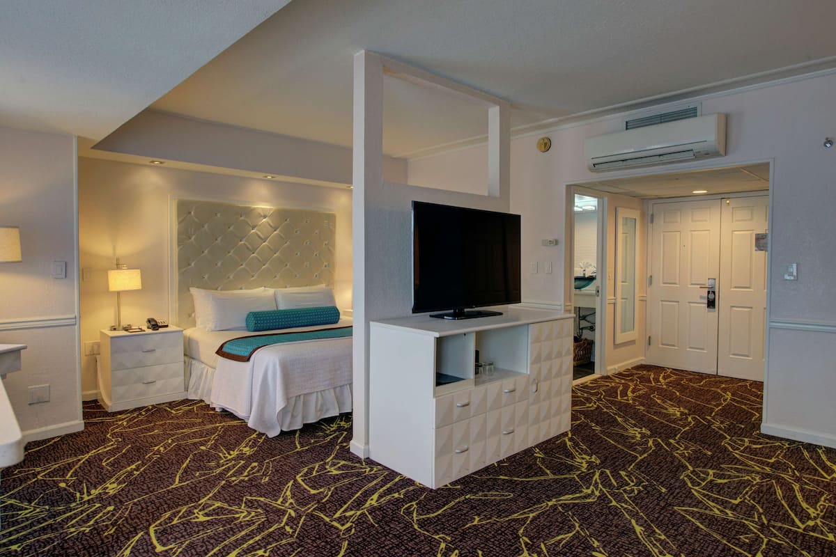 suite, 1 king bed (harbour) | premium bedding, in-room safe, desk, laptop workspace