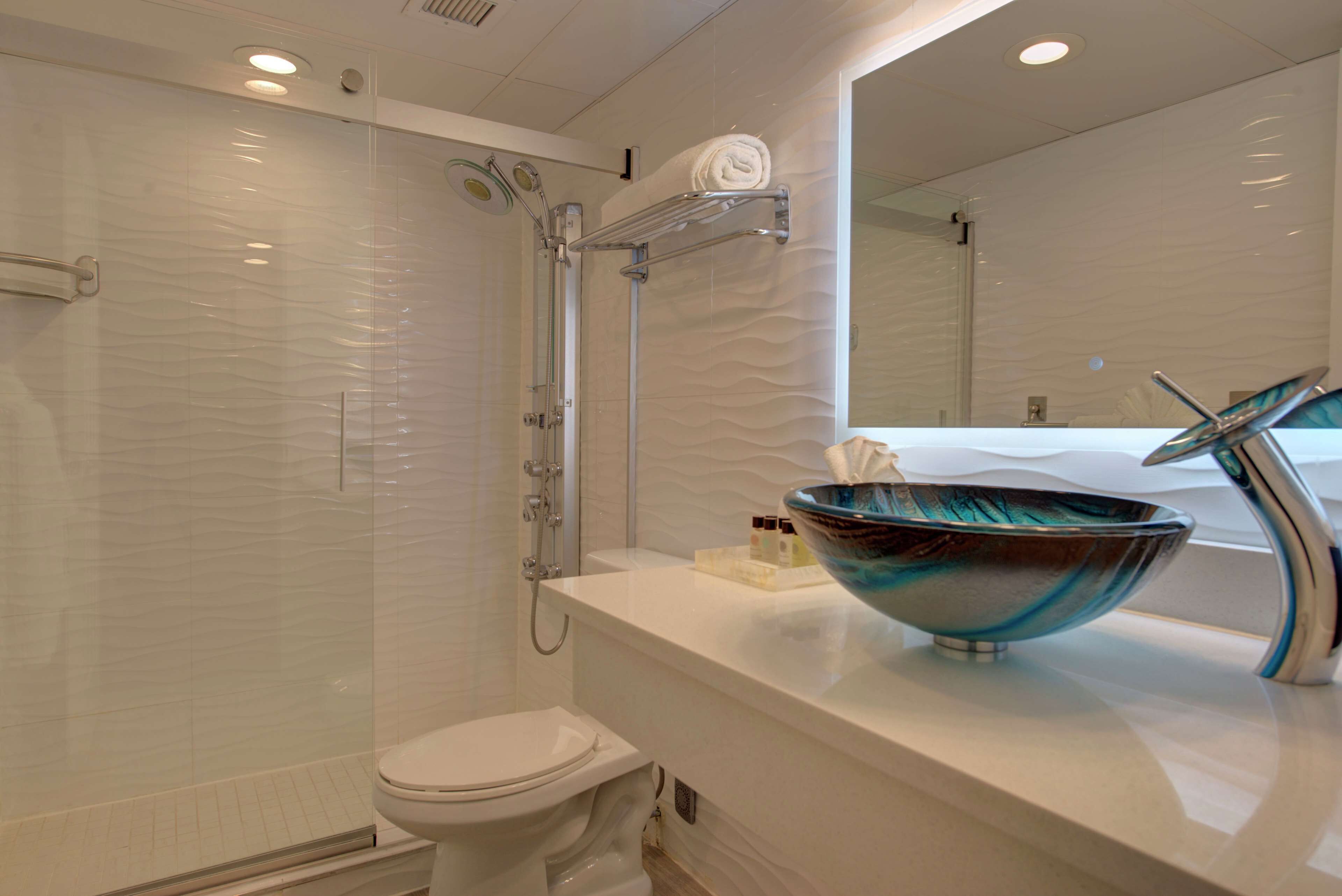 suite, 1 king bed (harbour) | bathroom | combined shower/bathtub, designer toiletries, hair dryer, slippers