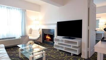 Suite, 1 kingsize bed (Oyster Bay) | Luxe beddengoed, een kluis op de kamer, een bureau, een laptopwerkplek
