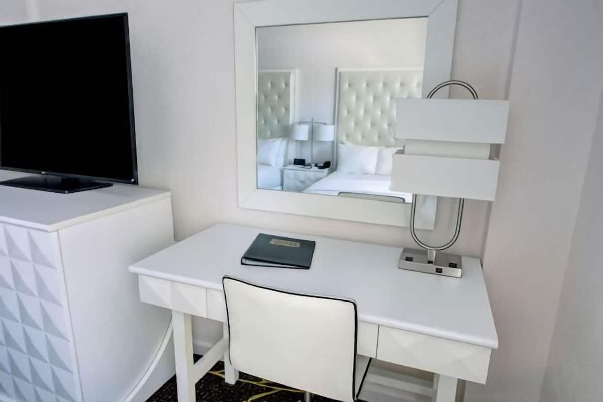 Premium bedding, in-room safe, desk, laptop workspace