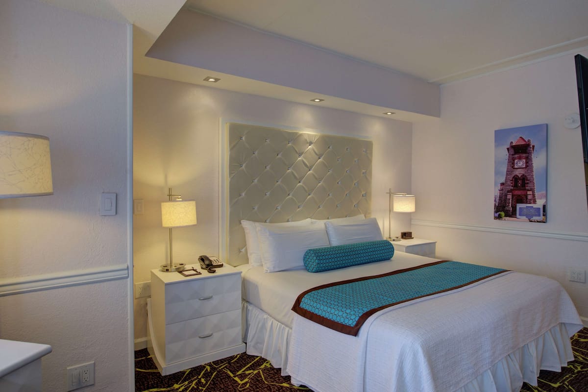 suite, 1 king bed (harbour) | premium bedding, in-room safe, desk, laptop workspace
