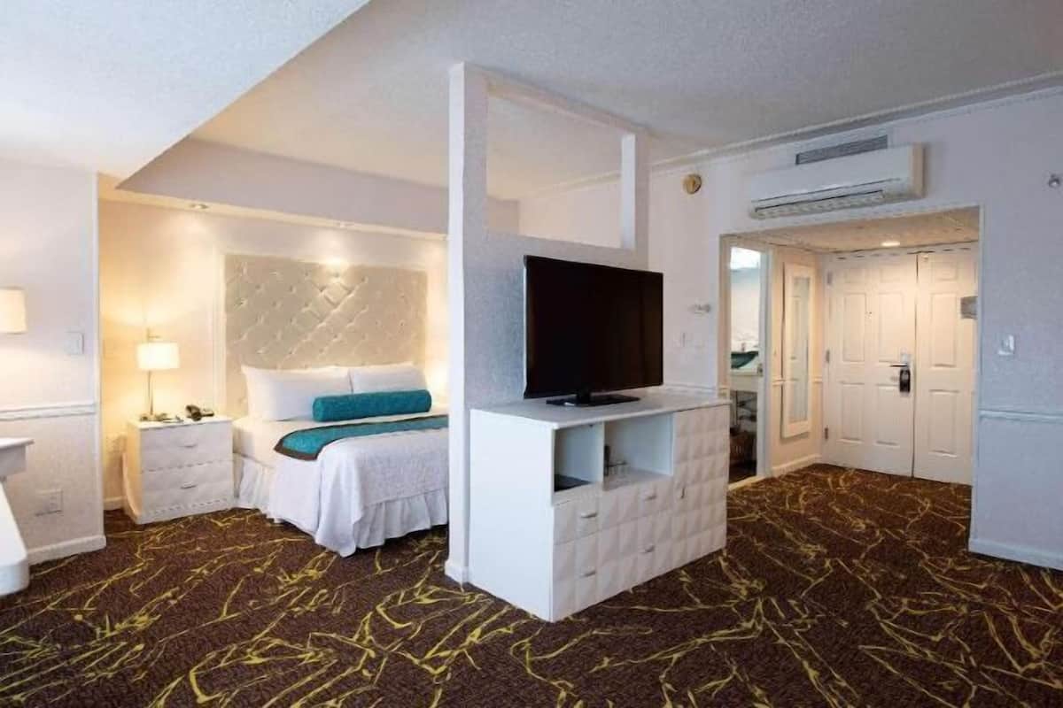 Premium bedding, in-room safe, desk, laptop workspace