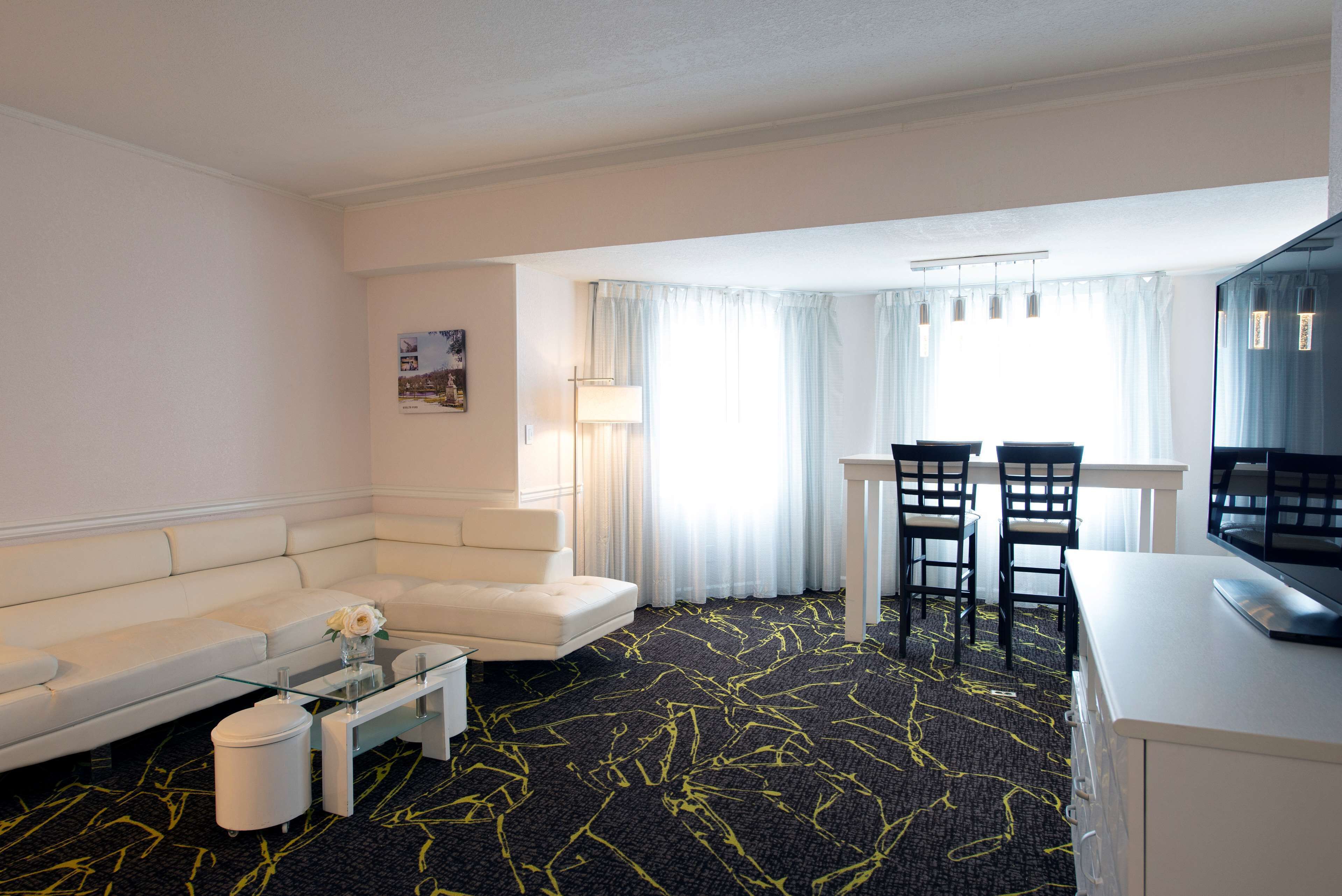 suite, 1 king bed (harbour) | living area | 32-inch flat-screen tv with cable channels, tv