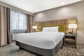 Room, 1 King Bed, Accessible, Non Smoking (Roll-in Shower) | Premium bedding, in-room safe, desk, laptop workspace