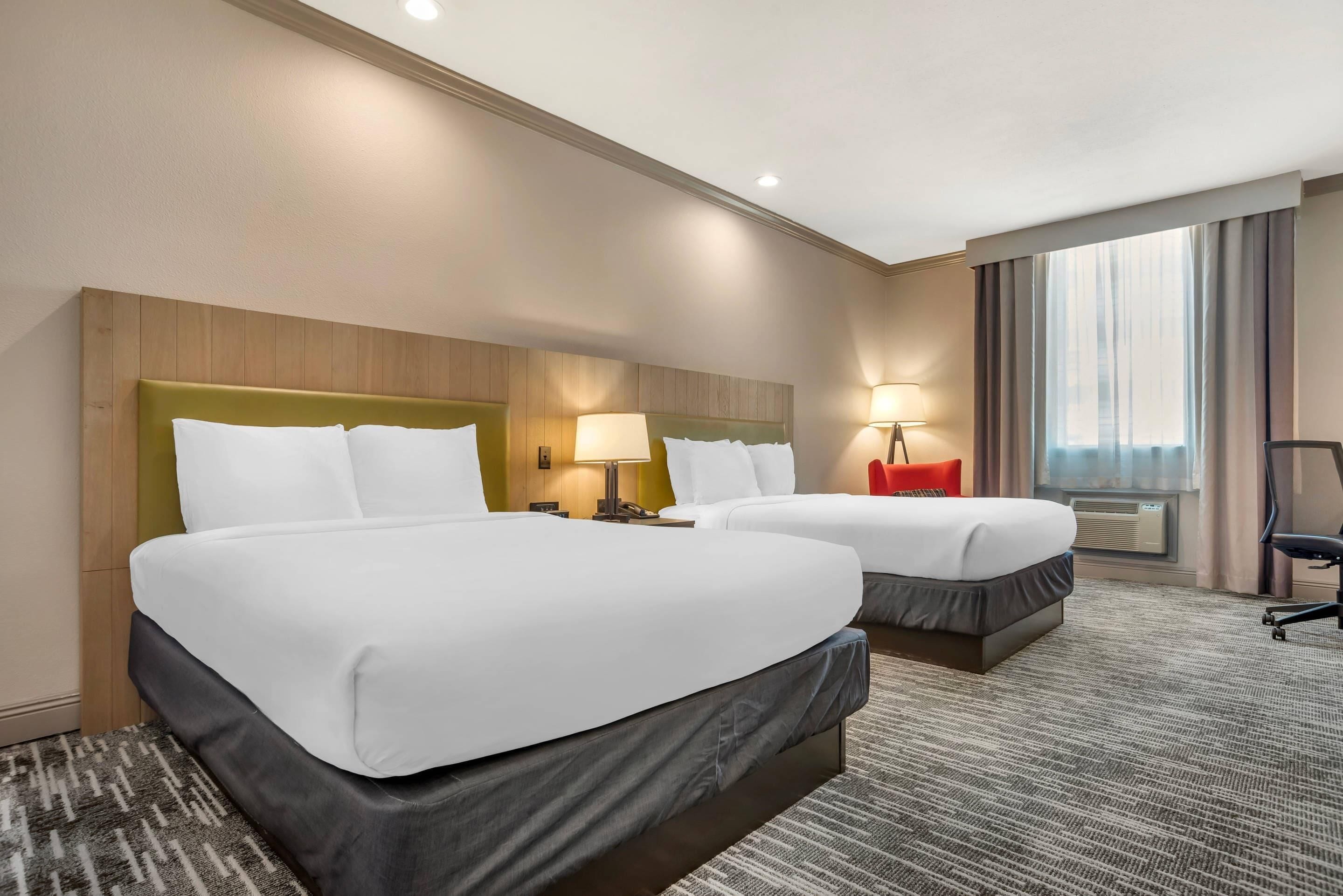 Quarto premium, 2 camas Queen, para não fumantes | Roupas de cama premium, cofres nos quartos, escrivaninha