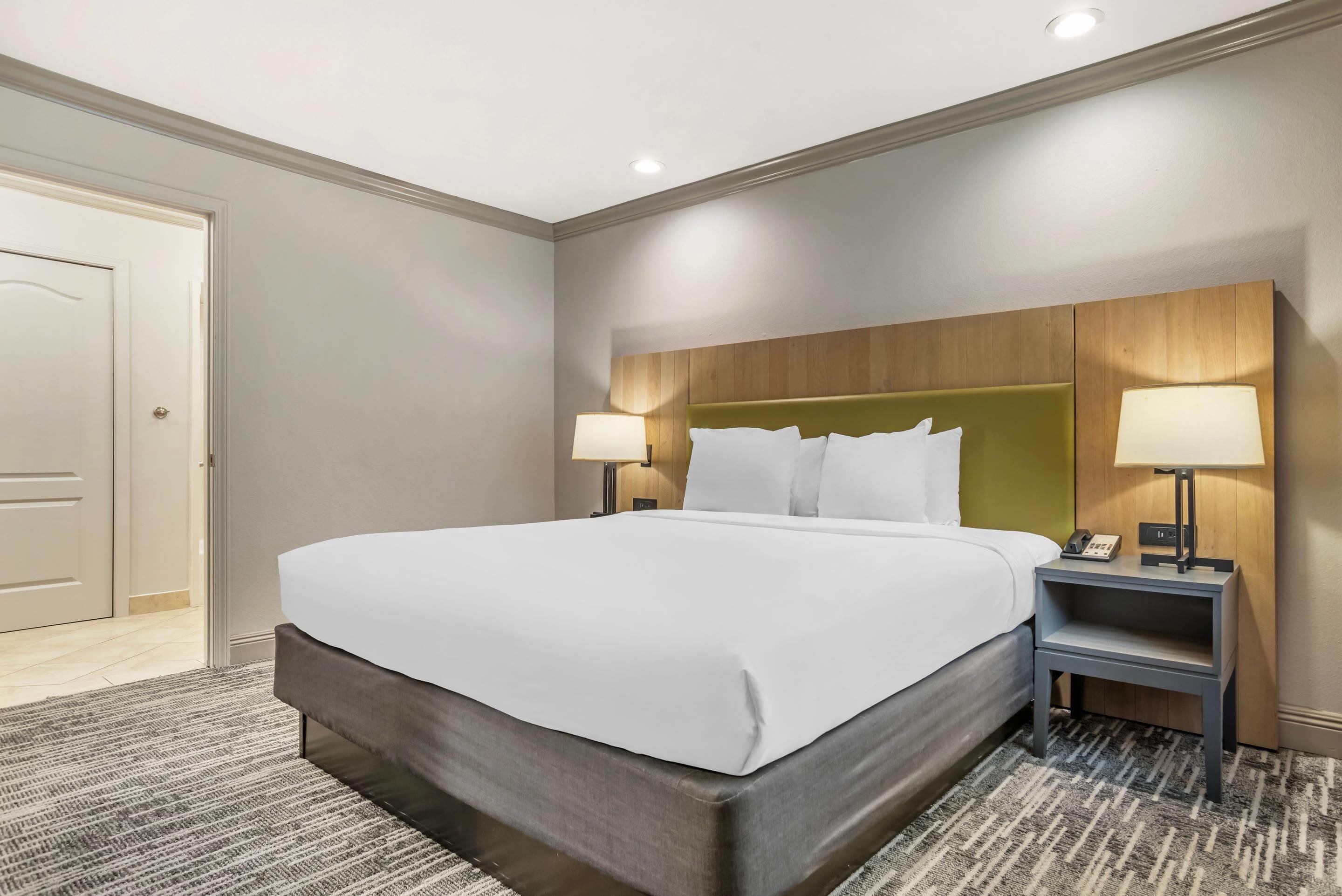 Room, 1 King Bed, Accessible, Non Smoking | Premium bedding, in-room safe, desk, laptop workspace