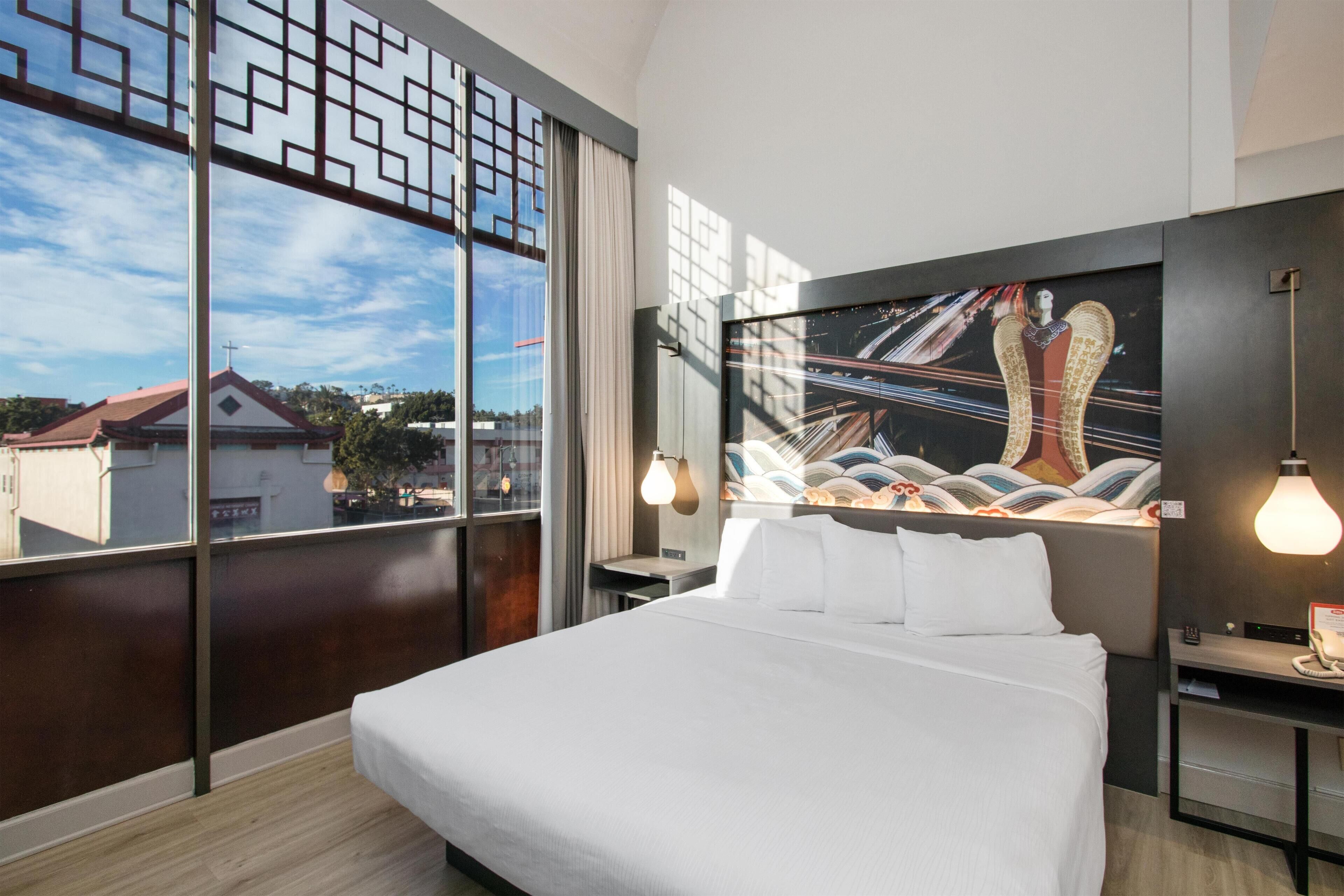 ห้องสวีท, เตียงคิงไซส์ 1 เตียง, พร้อมสิ่งอำนวยความสะดวกสำหรับผู้พิการ, ตู้เย็น (Walk-in Shower) | โต๊ะทำงาน, เตารีด/โต๊ะรีดผ้า, Wi-Fi ฟรี, ผ้าปูที่นอน