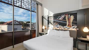 Suite, 1 trÚs grand lit, accessible aux personnes à mobilité réduite, réfrigérateur (Walk-in Shower)