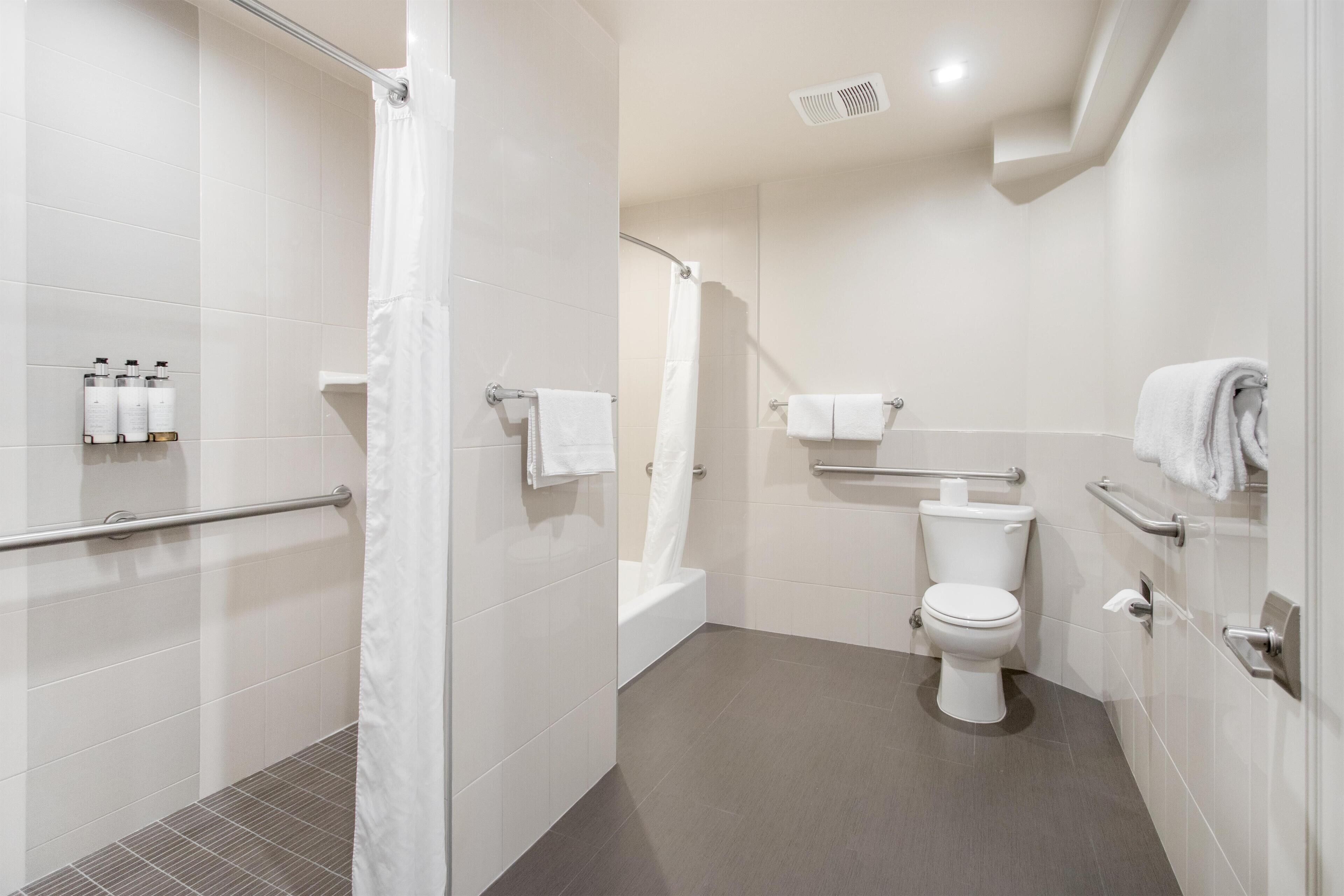 Suite, 1 King-Bett, barrierefrei, Kühlschrank (Walk-in Shower) | Badezimmer | Hydromassagedusche, kostenlose Toilettenartikel, Haartrockner