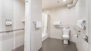 Suite, 1 King-Bett, barrierefrei, Kühlschrank (Walk-in Shower) | Badezimmer | Hydromassagedusche, kostenlose Toilettenartikel, Haartrockner