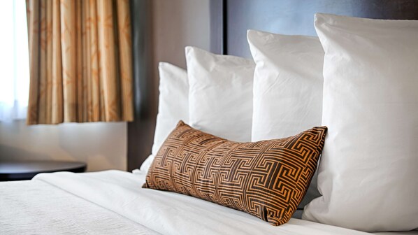 Desk, iron/ironing board, free WiFi, bed sheets - Aiden Los Angeles Downtown Dragon Gate Inn (Los Angeles)