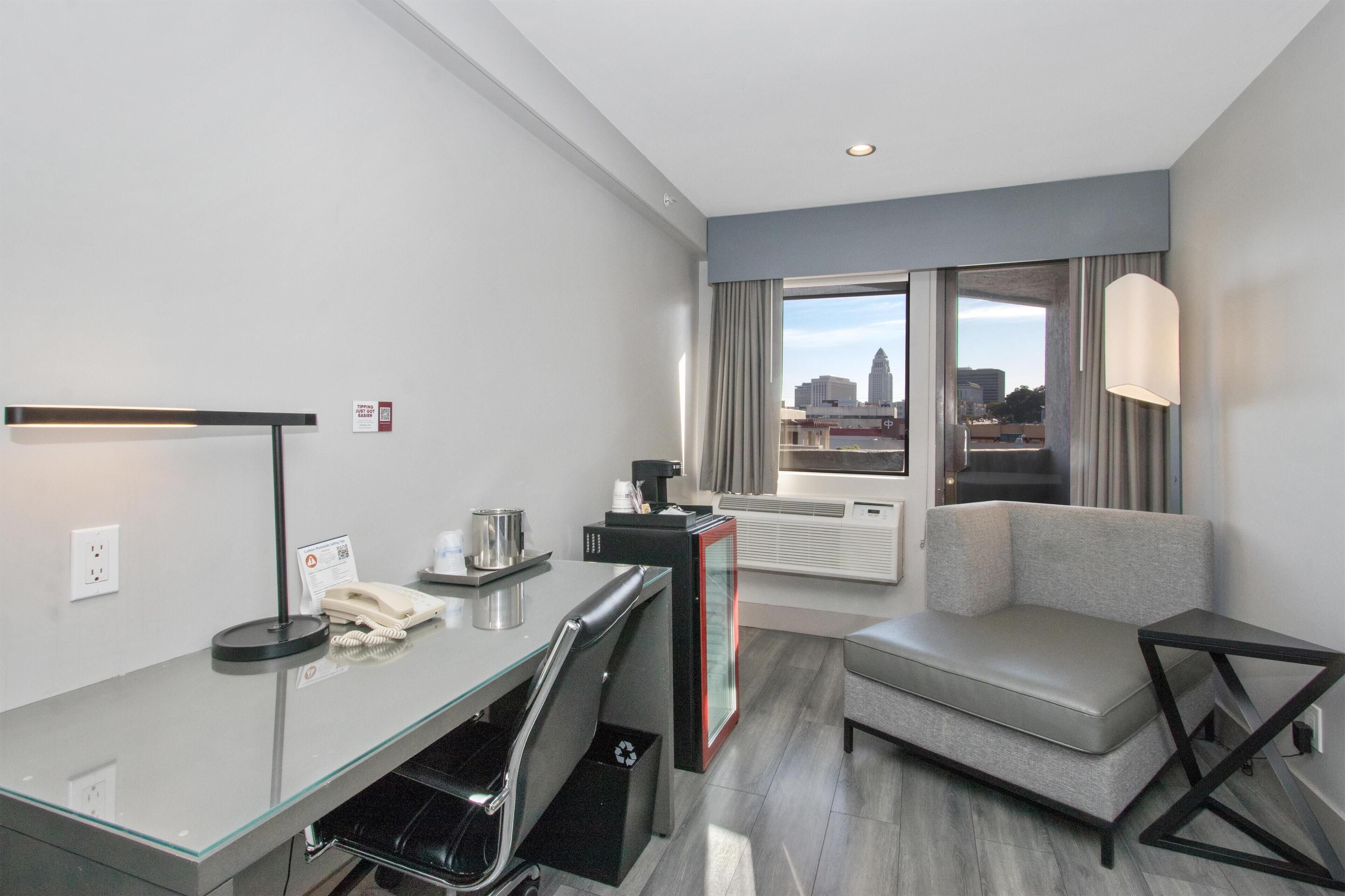 デスク、アイロン / アイロン台、WiFi (無料)、ベッドシーツ