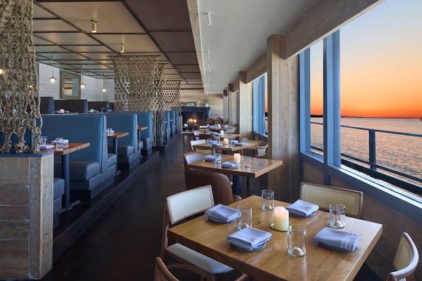 3 restaurants; lunch and dinner served