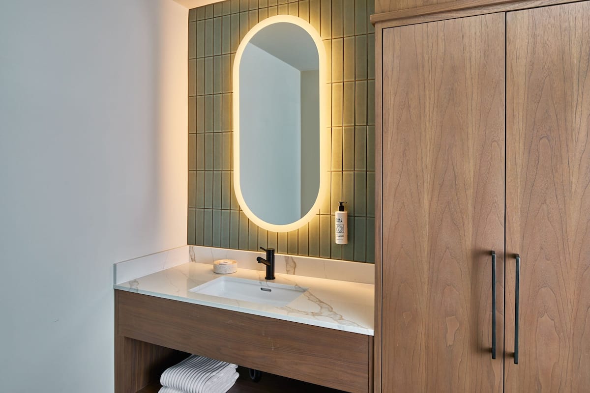 combined shower/bathtub, rainfall showerhead, free toiletries