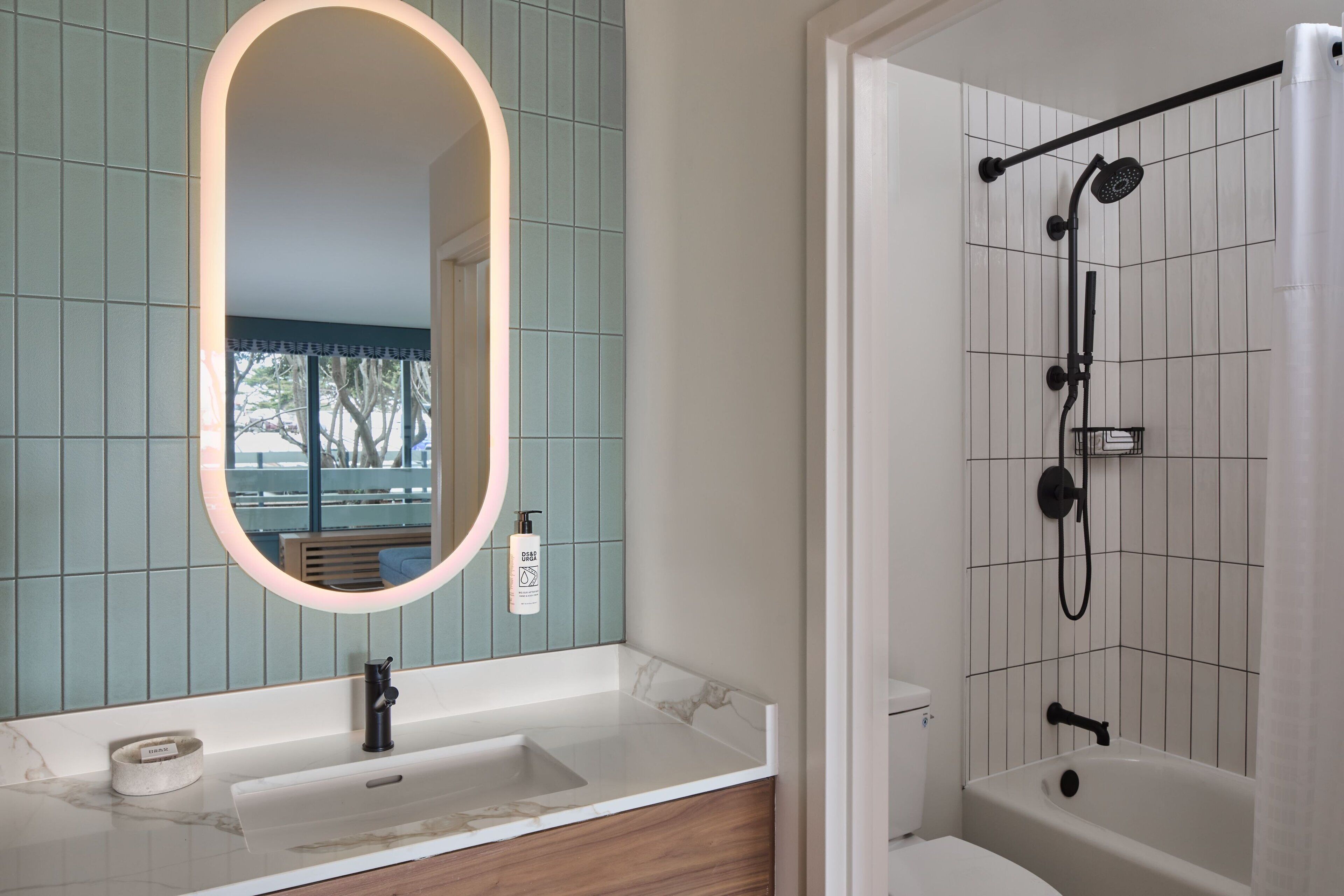 combined shower/bathtub, rainfall showerhead, free toiletries