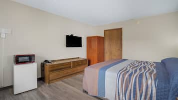 Escritorio, wifi gratis, ropa de cama y despertador