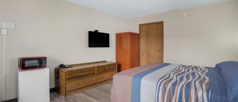 Room, 1 King Bed, Accessible | Desk, free WiFi, bed sheets, alarm clocks